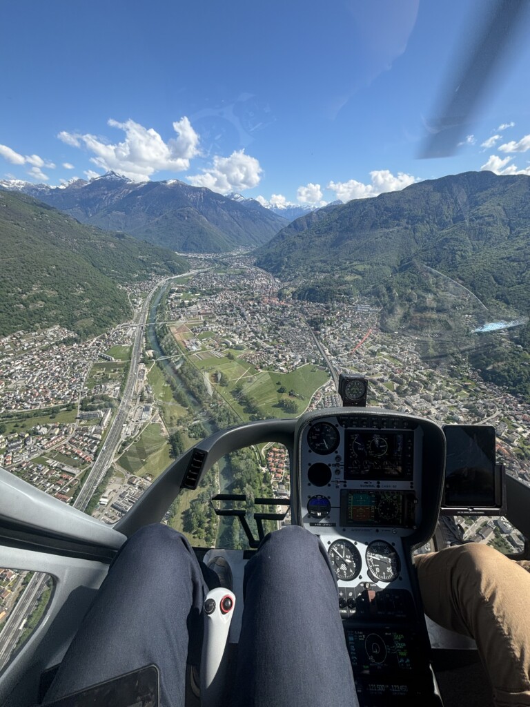 Vue aérienne spectaculaire depuis le cockpit d’un hélicoptère, offrant un panorama sur le Chablais et le Valais. Cette image illustre la sécurité, la précision et l’expérience de vol assurées par le Chablais Heli Club