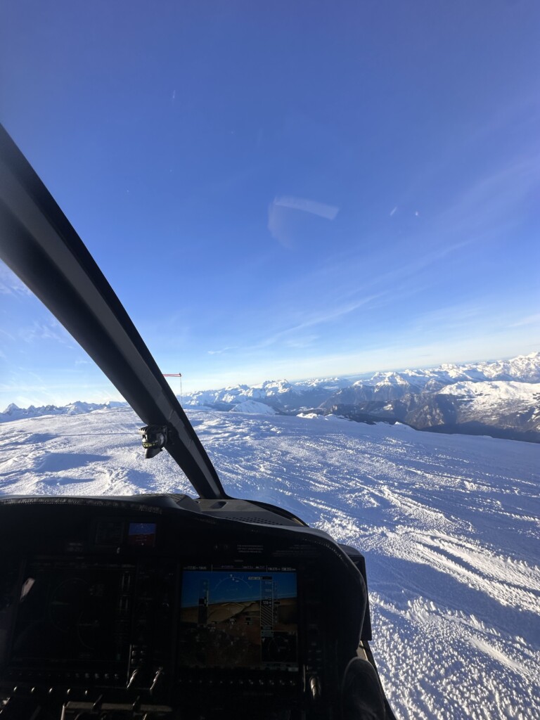 Photographie depuis le cockpit d’un hélicoptère durant un vol de découverte, offrant une perspective unique sur les paysages alpins du Chablais et du Valais.