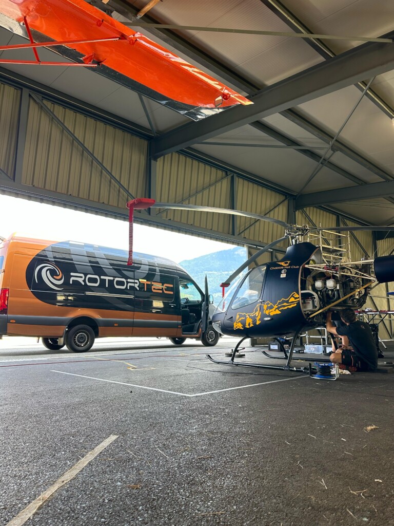 Photo du hangar du Chablais Heli Club situé à Bex, mettant en valeur la base opérationnelle et la proximité avec le terrain d’envol